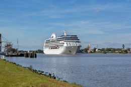 Ein imposantes Kreuzfahrtschiff gleitet auf dem Nord-Ostsee-Kanal