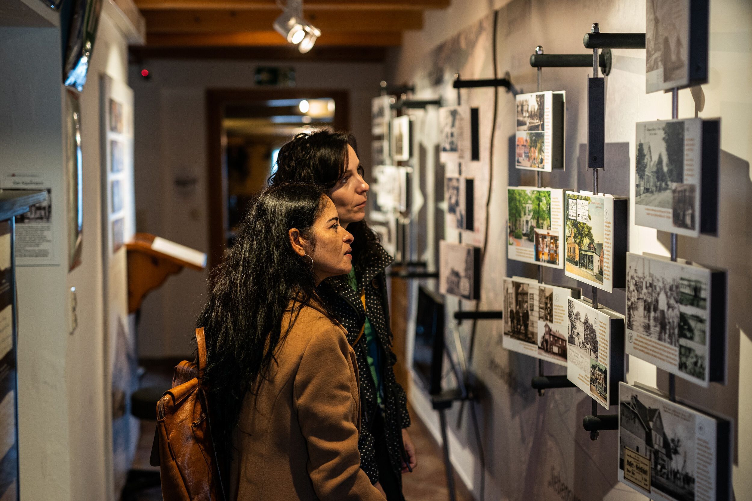 Zwei Freundinnen erkunden das Museum Ditmarsium in Burg und bestaunen die historischen Ortsbilder.