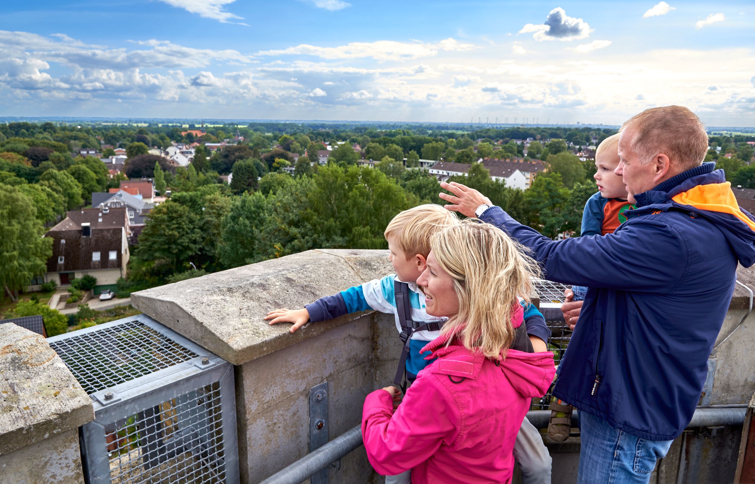 Familie betrachtet Kellinghusen vom Luisenberger Turm