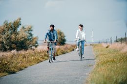 Paar ist mit dem Fahrrad an der Elbe unterwegs.