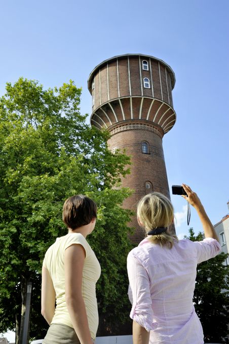 Zwei Freundinnen erkunden Elmshorn und machen Fotos