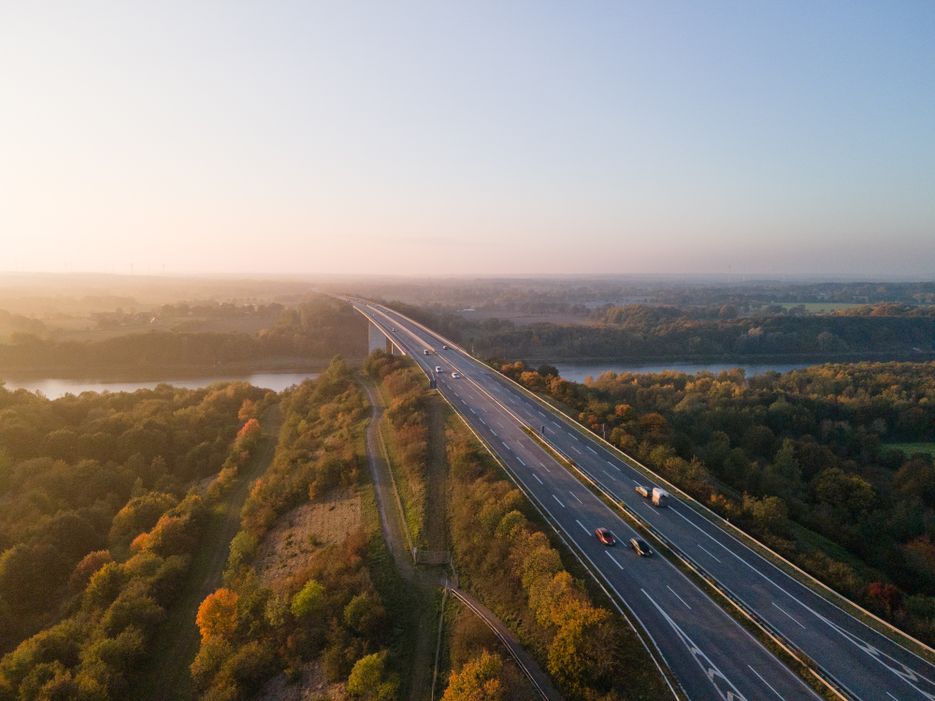 Luftaufnahme von der Autobahnbrücke über den Nord-Ostsee-Kanal bei herbstlicher Morgenstimmung.