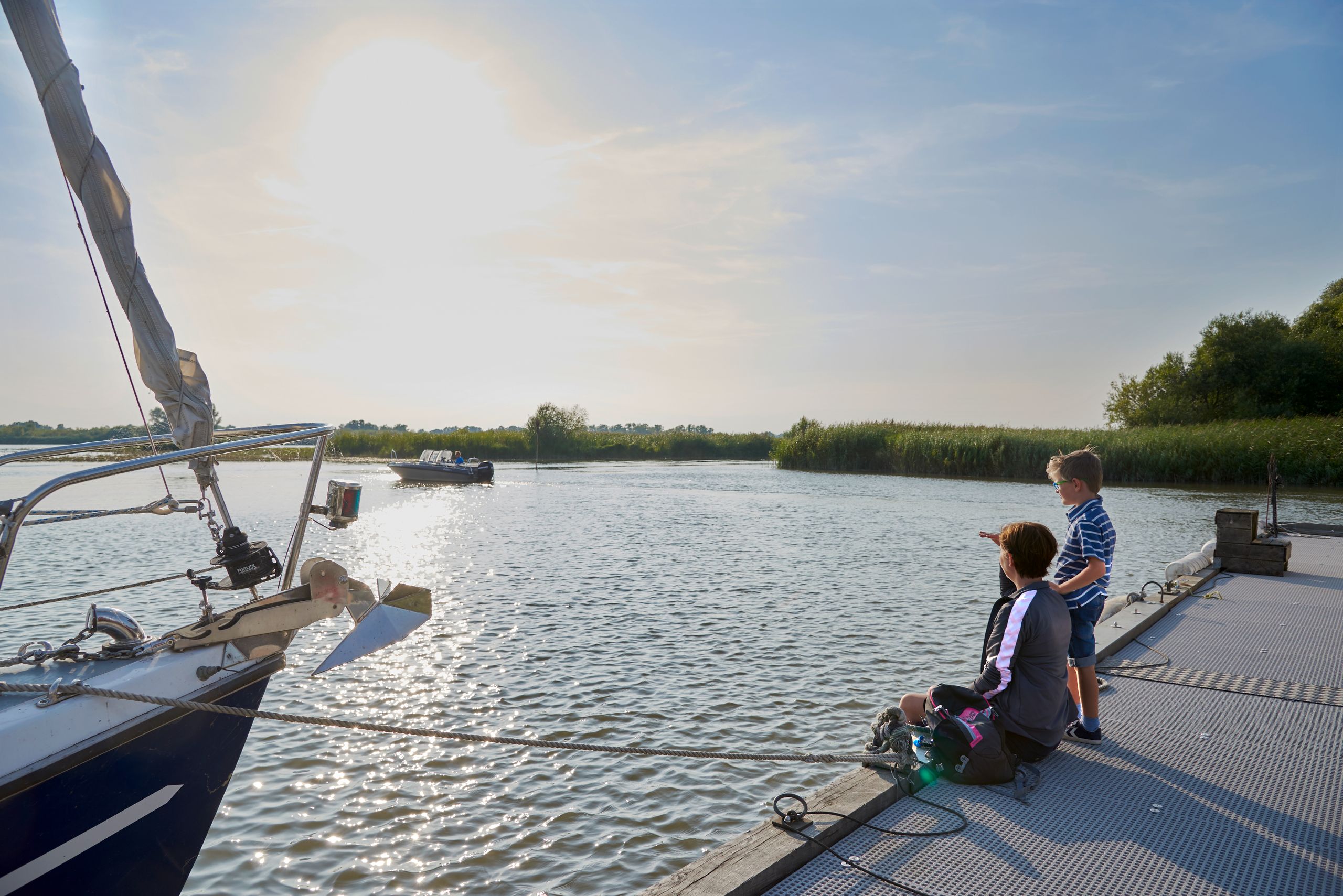 Mutter und Sohn genießen die Abendstimmung im Haseldorfer Hafen. Kreis Pinneberg