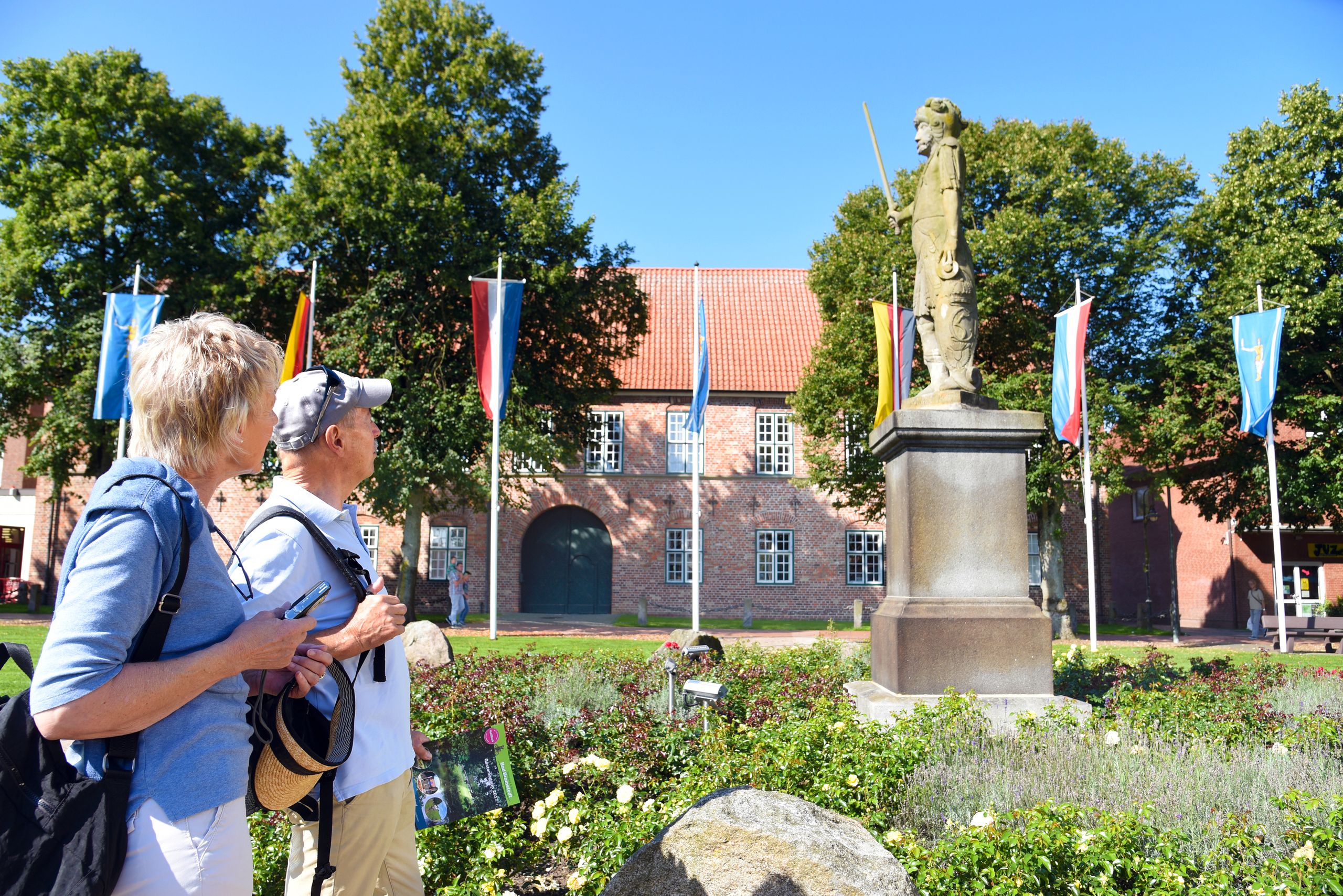 Paar erkundet die Rolandstadt Bad Bramstedt. Kreis Segeberg