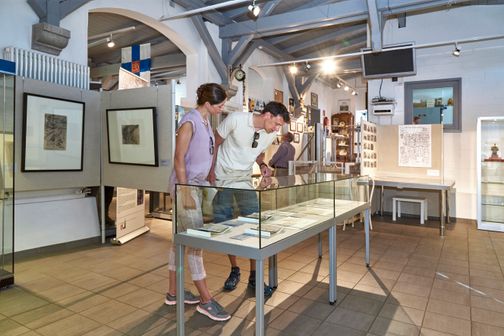 Ein Paar erkundet die Ausstellung im Museum am Wasserturm. Kreis Steinburg