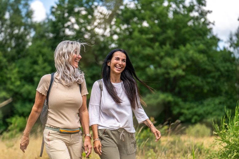 Zwei Freundinnen machen einen Spaziergang im Naturpark Aukrug.