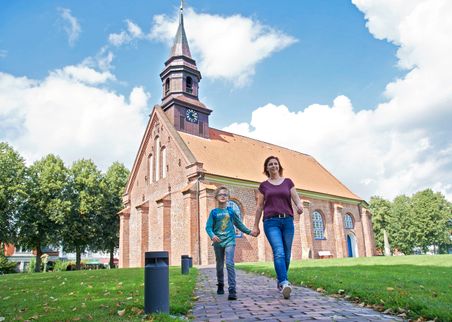 Mutter mit Sohn besichtigen die Altstadt von Brunsbüttel. Kreis Dithmarschen