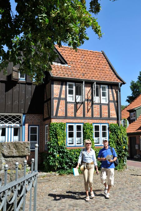 Paar spaziert durch Kellunghusen