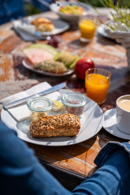 Leckeres Frühstück mit regionalen Produkten im Freien.