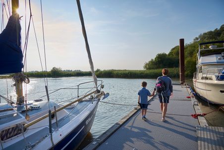 Mutter und Sohn genießen die Abendstimmung im Haseldorfer Hafen. Kreis Pinneberg