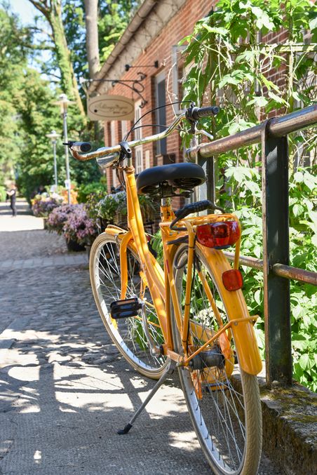 Ein gelbes Fahrrad steht auf der Brücke zur Schlossinsel im Rantzauer See in Barmstedt. Kreis Pinneberg