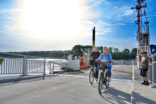 Binnenland, Holstein, Kreis Dithmarschen, Burg, Nord-Ostsee-Kanal, Fähre, Paar, Radfahren, Tagesausflug, Naturerlebnis