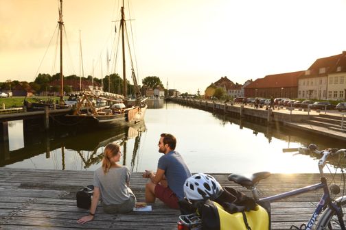 Paar macht eine Fahrradpause am Glückstädter Hafen