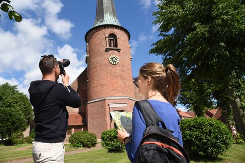 Paar erkundet Barmstedt. Kreis Pinneberg