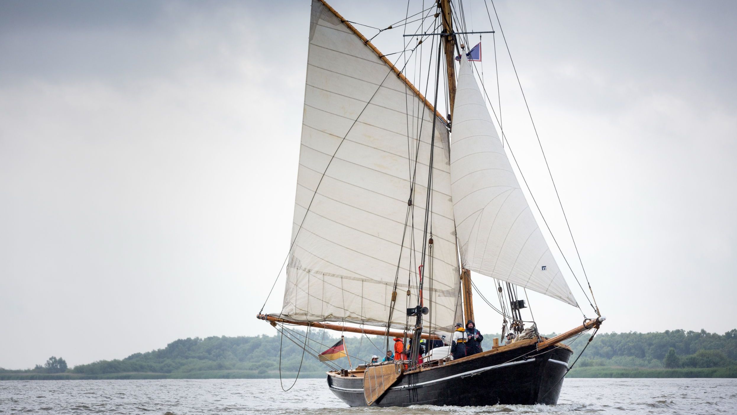 Das traditionsreiche Segelschiff Rigmor segelt auf der Elbe.