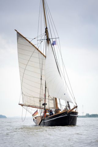 Die Rigmor segelt auf der Elbe.