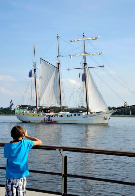 Junge beobachtet Segelschiff auf der Elbe. Kreis Pinneberg