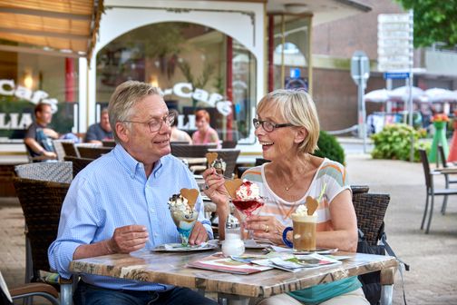 Paar isst in der Innenstadt von Burg ein Eis