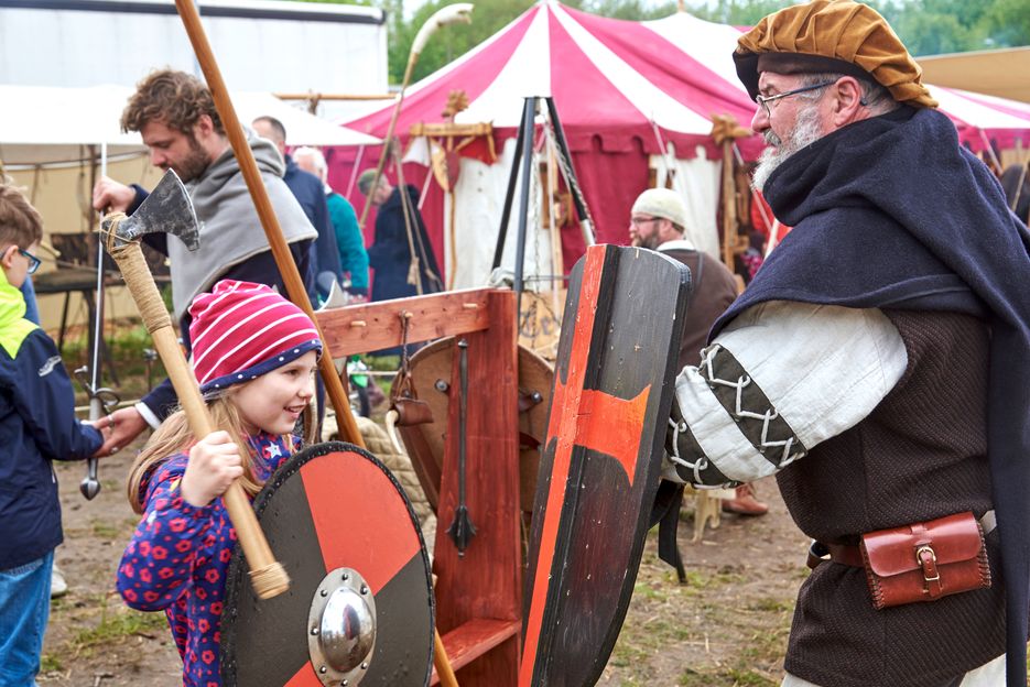 Kind und Mann mit Rüstung auf dem Ochsenmarkt