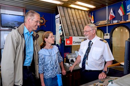 Begrüßungskapitätn Eckart Bolte erklärt Kirsten und Lars was es alles in der Kommandozentrale im Schulauer Fährhaus zu entdecken gibt