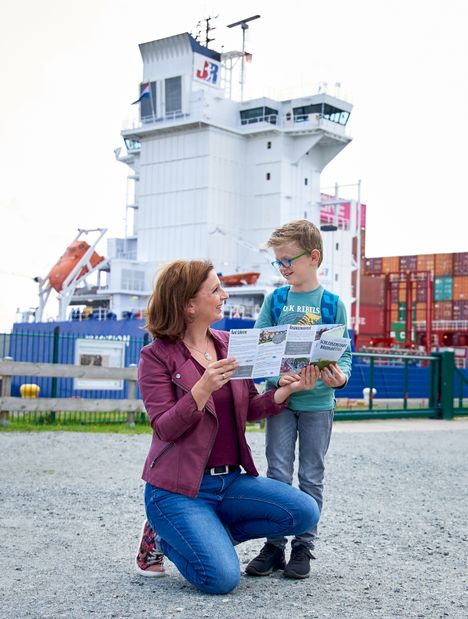 Mutter mit Sohn besichtigen die Schleusen. Kreis Dithmarschen