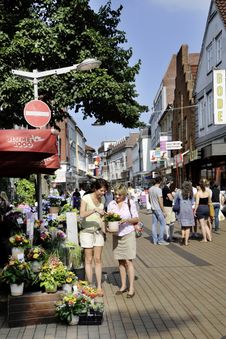 Zwei Freundinnen bummeln in der Innenstadt von Elmshorn