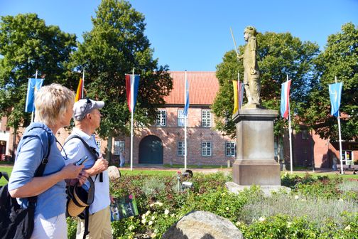 Paar erkundet die Rolandstadt Bad Bramstedt. Kreis Segeberg