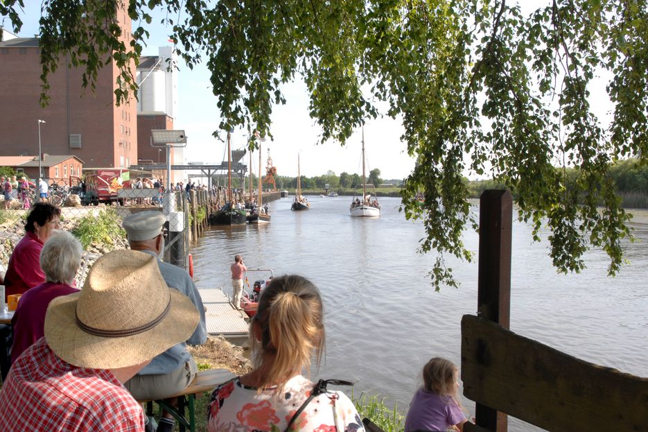 Menschen betrachten die Schiffe auf dem Wasser beim Störschipperfest