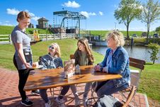 Im Café an der Schleuse Kasenort stärken sich die drei mit Getränken und einer Erdbeertorte