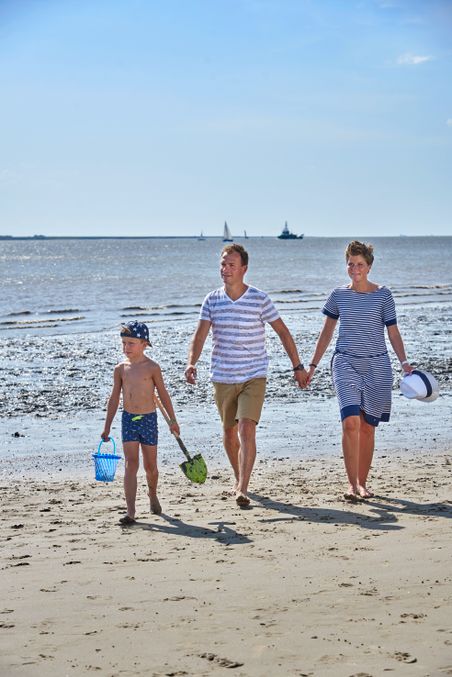 Binnenland, Holstein, Kreis Steinburg, Kollmar, Familie, Mann, Frau, Kind, Sand, Strand, Elbe, Fluss, Spielzeug, Naturerlebnis, Tagesausflug, Spazieren gehen, Schlick, Watt