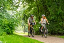 Paar macht eine schöne Fahrradtour in Holstein.