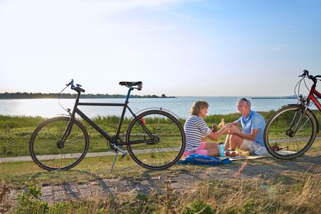 Kleines Picknick während einer Fahrradtour an der Elbe