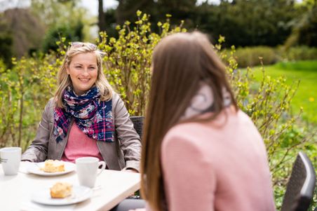 Freundinnen genießen Kaffee und Kuchen im Arboretum Ellerhoop.