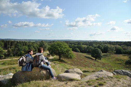 Familie genießt die weite Aussicht im Naturpark Aukrug