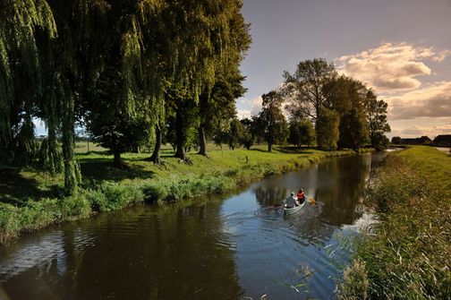 Kanufahren an einem schönen Sommertag