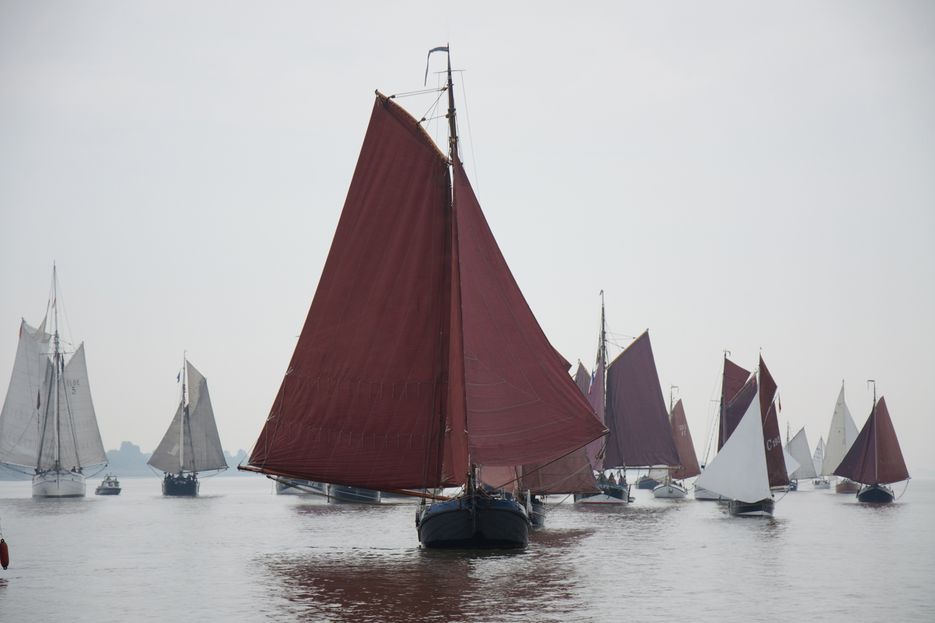 Schiffe auf dem Wasser im leichten Nebel