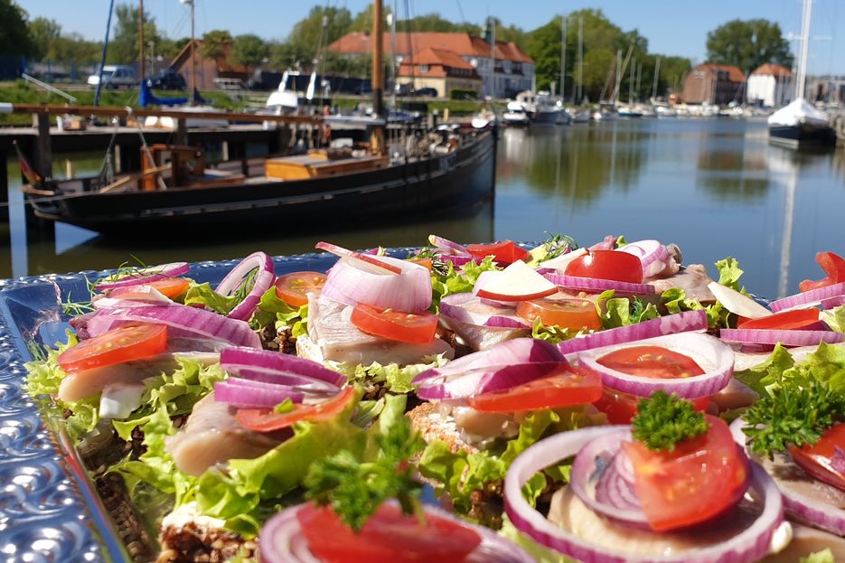 Matjes Platte am Hafen in Glückstadt