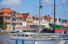 Blick über den Glückstädter Hafen auf die denkmalgeschützte Häuserzeile.