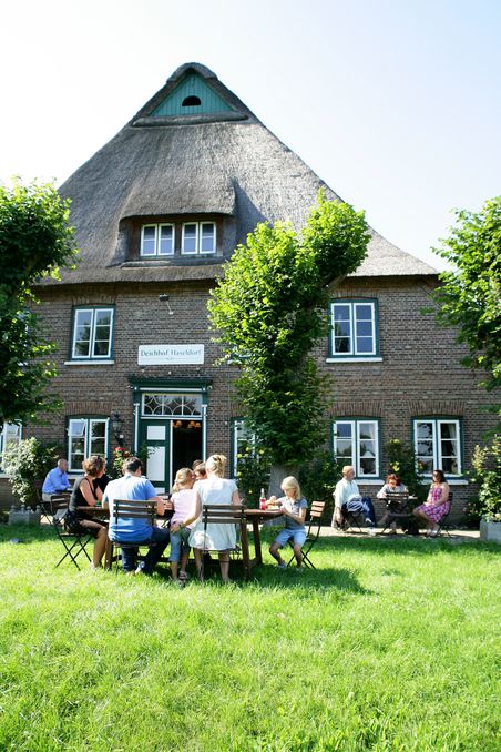 Nettes Beisammensitzen beim Deichhof Haseldorf