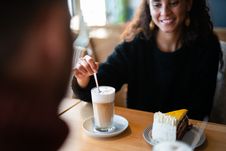 Ein Paar sitzt gemütlich im Café und genießt Kaffee und Kuchen.