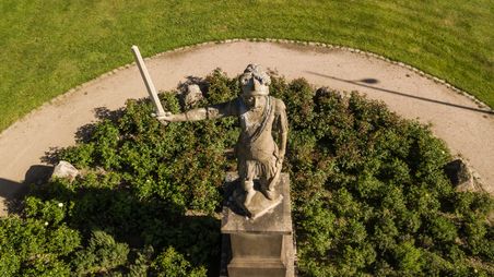 Drohnenaufnahme der Roland-Statue in Bad Bramstedt