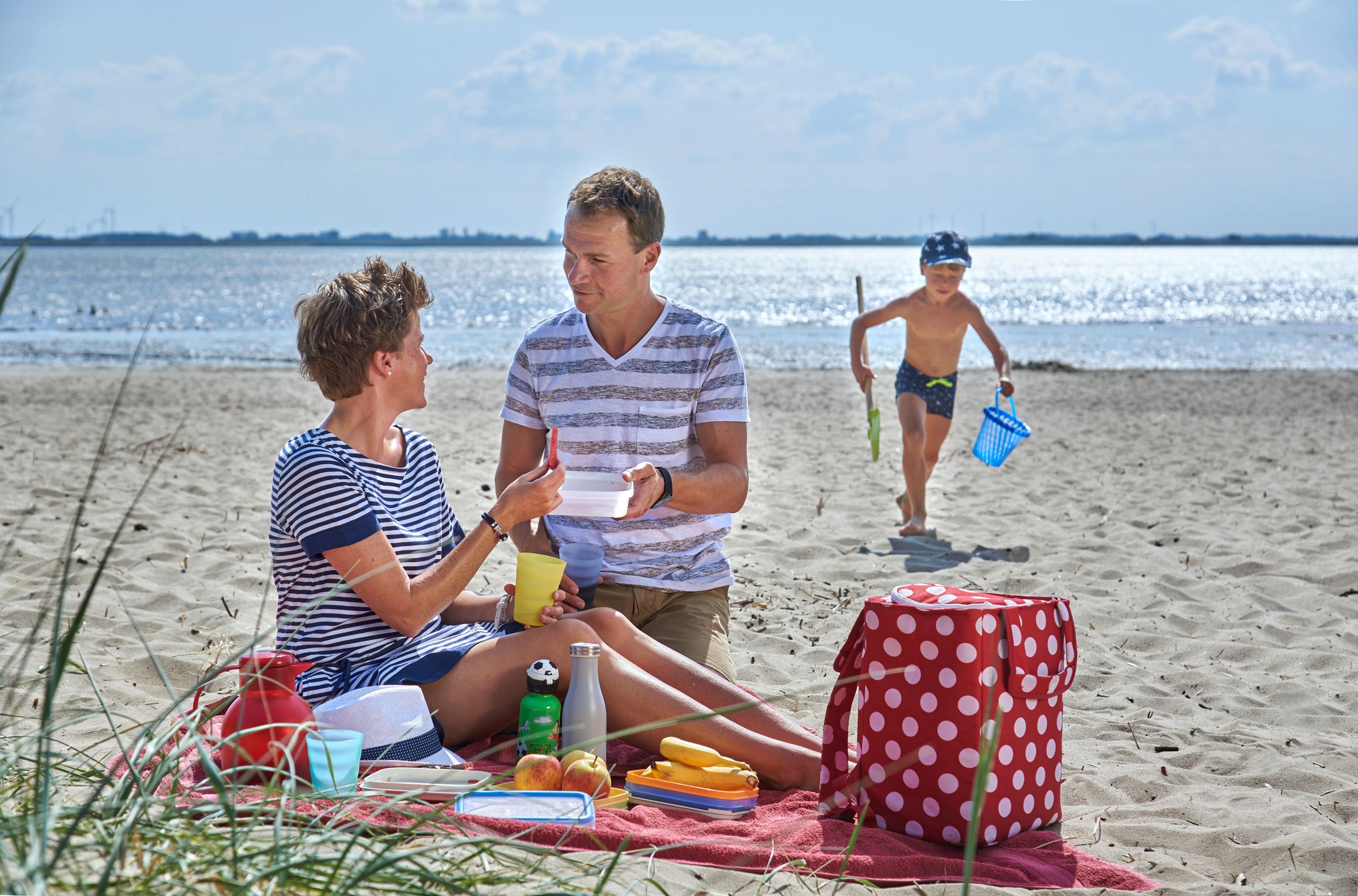 Binnenland, Holstein, Kreis Steinburg, Kollmar, Familie, Mann, Frau, Kind, Sand, Strand, Elbe, Fluss, Picknick, Spielzeug, Tagesauflug